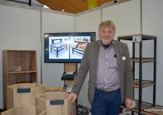 Dirk Conzelmann, Geschäftsführer von der CMS Metasys GmbH. Das Unternehmen bietet Holz- und Metallmöbel zur Ausstellung von verschiedenen Produkten an.